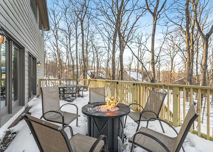 Spacious Family Retreat-Hot Tub & Game Room